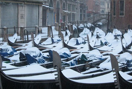 gondole veneziane innevate, tipico natalizio