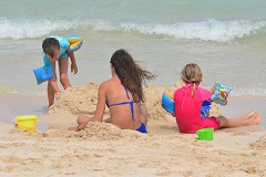 Bimbi e mamma spiaggia