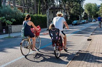 Famiglia in biciletta Bibione