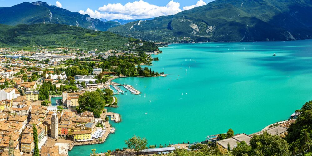 Lago di Garda visto dall'alto, di giorno
