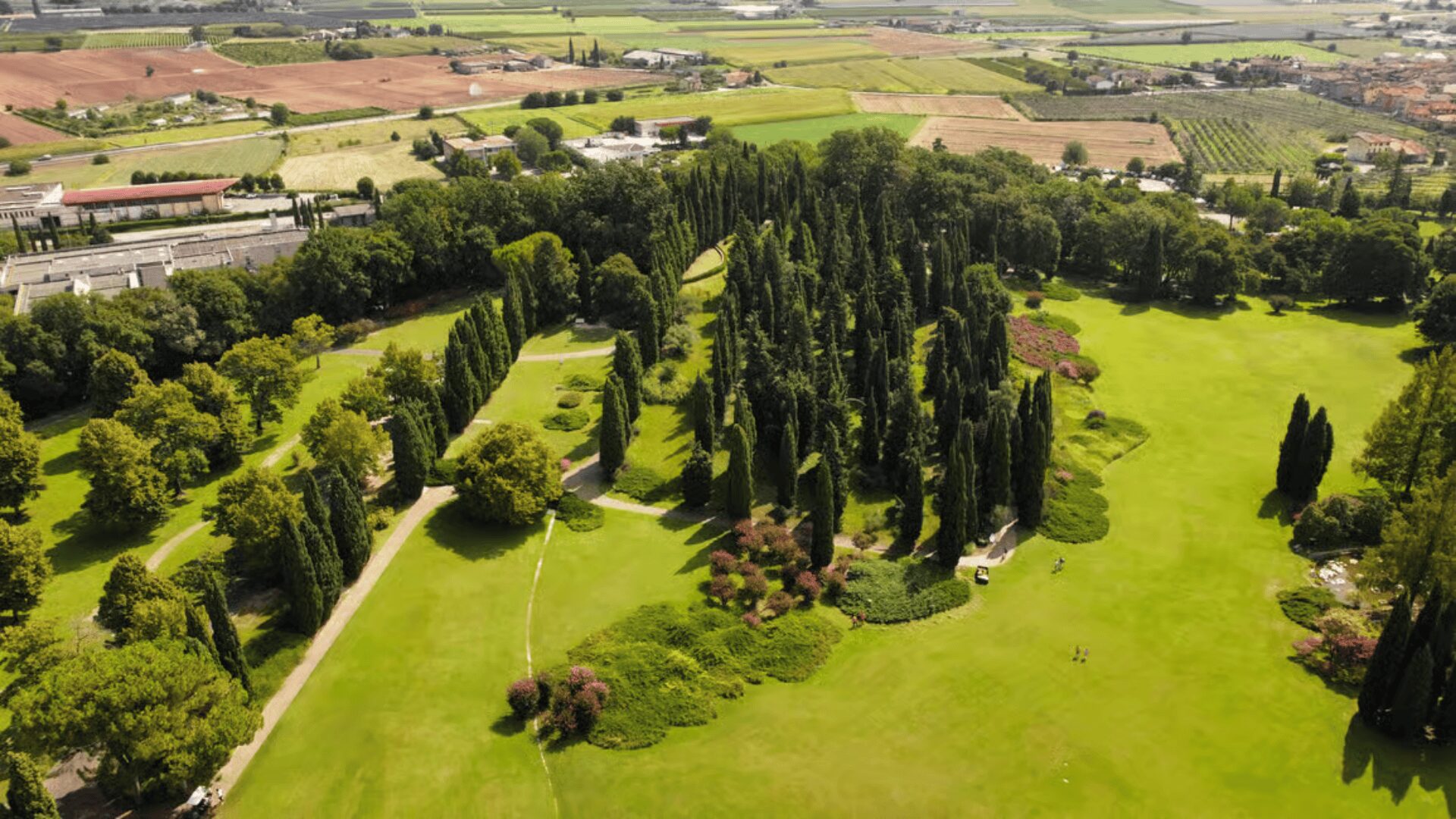 Vista dall'alto del Parco Sigurtà, distesa verde