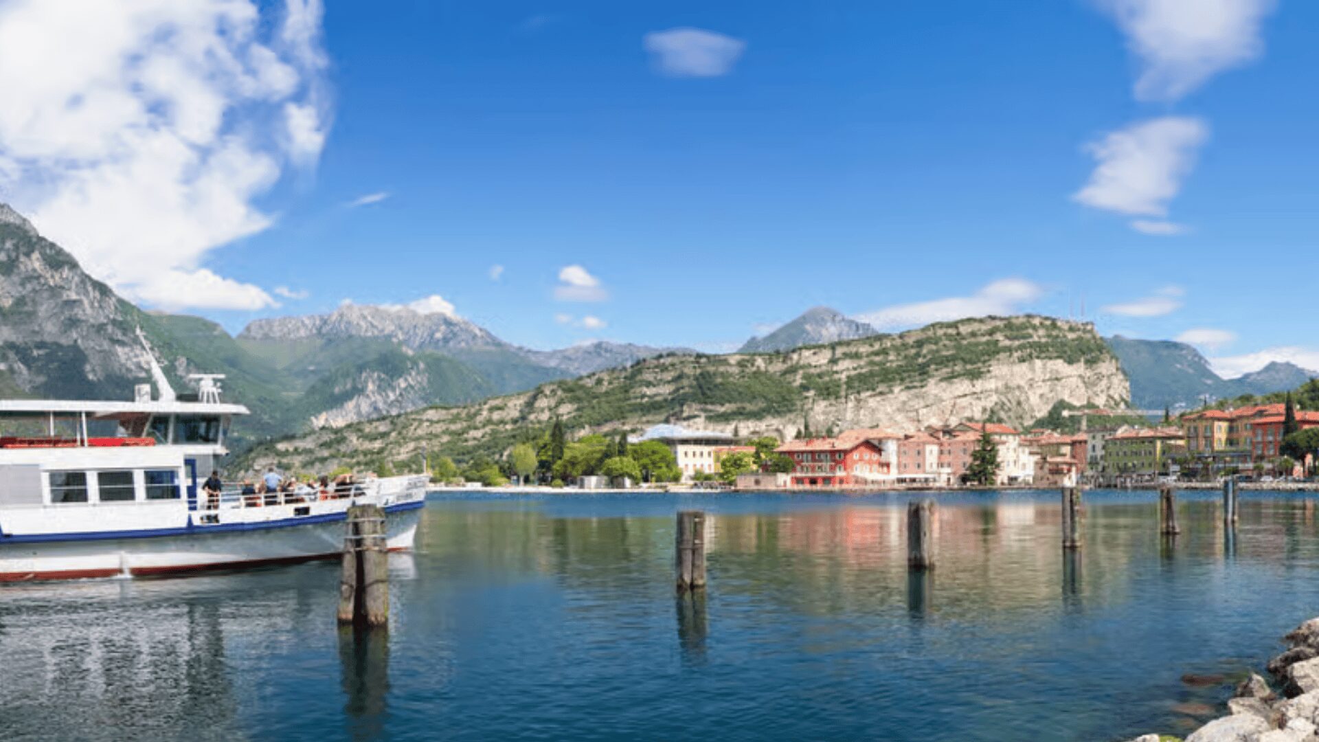Lago con battello turistico