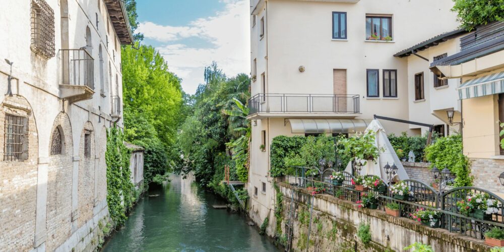 Scorcio del centro storico di Portogruaro con i palazzi che si affacciano sul fiume Lemene.