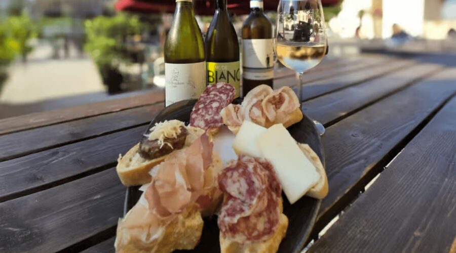 Aperitivo a Portogruaro, con vino e cicchetti tipici