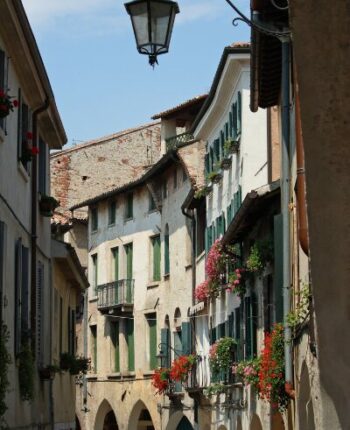 Quartiere del centro di Asolo, palazzi e fiori
