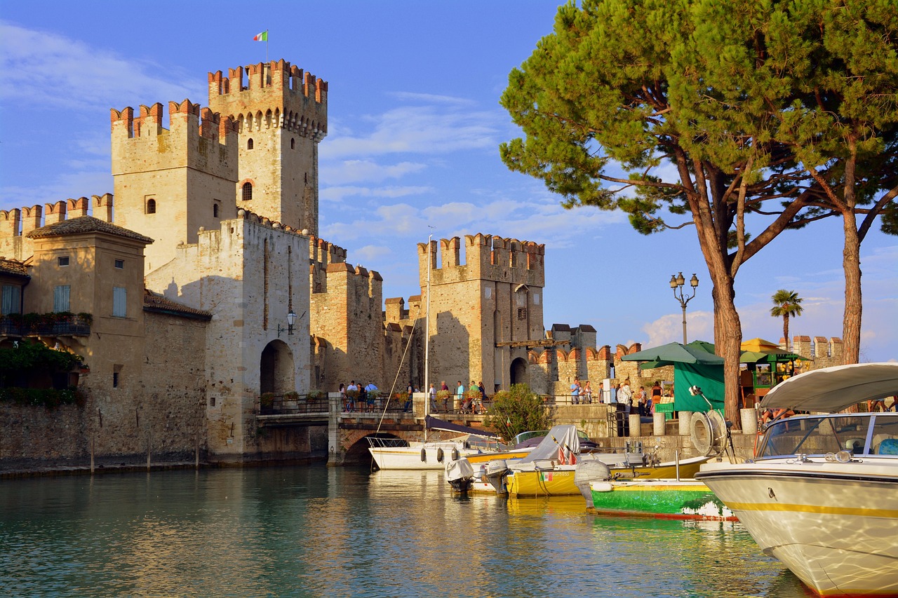 Castello di Sirmione con barche attorno