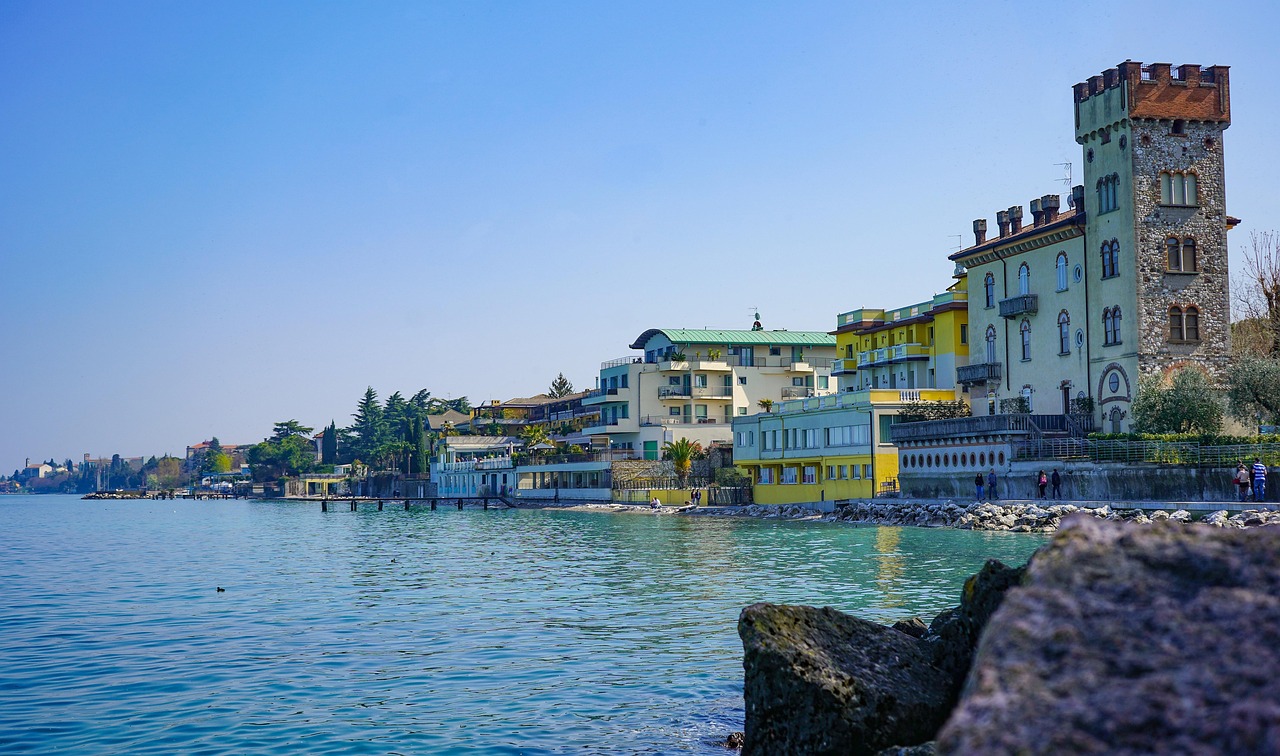 Desenzano del Garda, vista dalla costà fronte Lago